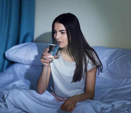 Uống nước trước khi ngủ